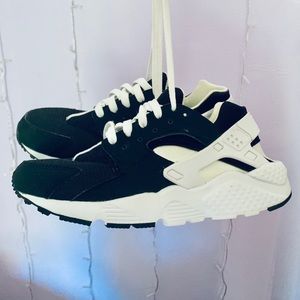 Nike Huaraches Black and White